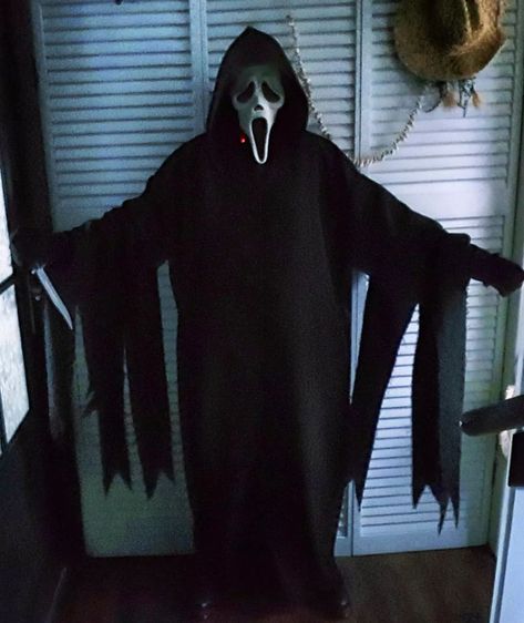 Ghostface Costume Aesthetic, Ghost Face Cosplay Guy, Ghostface Masks, All Ghostface Masks, Ghostface Costume, Ghostface Thirst, Reaper Costume, Scream Mask, Skateboard Photos