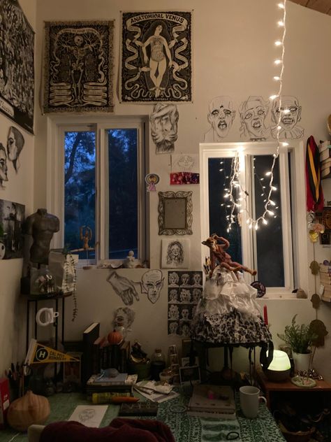 grunge, artist, art, drawings, room inspo, aesthetic, anatomical art, room tour, bedroom, desk inspo, wall decor, wall art Grunge Wall Decor Bedroom, Artist Bedrooms, Grunge Dorm Room, Artist Bedroom Aesthetic, Room Tour Bedroom, Grunge Desk, Grunge Wall Decor, Bedroom Aesthetic Grunge, Grunge Artist