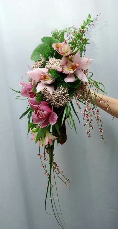 Bunga Wedding, Wedding Dais, Elegant Bridal Bouquets, Bridal Wedding Flowers, College Wedding, Cascading Wedding Bouquets, Wedding Corsage, Orchid Bouquet, Wedding Dress Cake