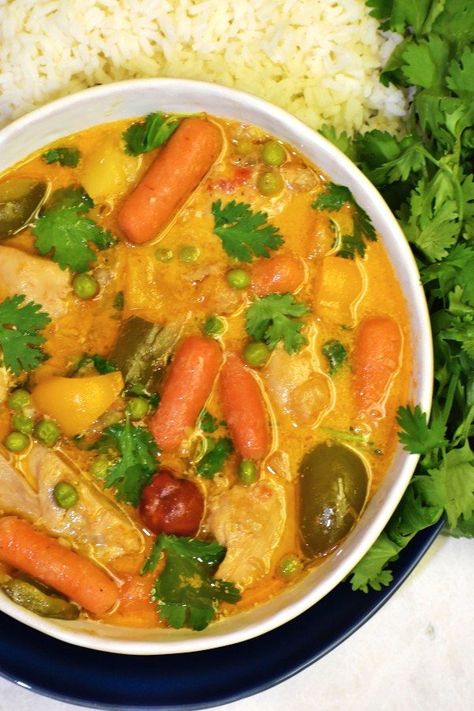 en Caldereta Chicken Caldereta, Best Stew Recipe, Chicken Stew Recipe, New Chicken Recipes, Pinoy Foods, Potato Breakfast, Stew Chicken Recipe, Lunch Buffet, Easy Asian Recipes