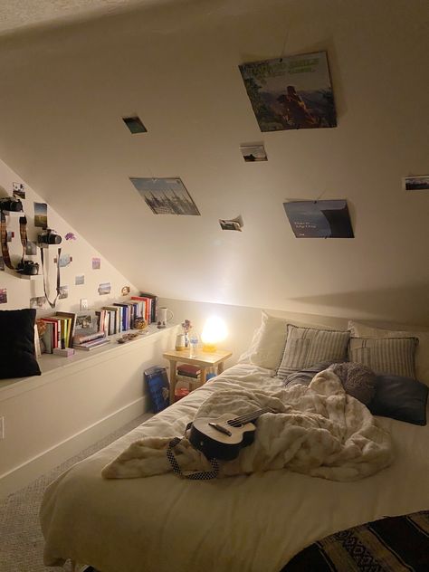 Comfy Blue Bedroom, Attic Bedroom Aesthetic, Bedroom Aesthetic Apartment, Apartment Inspo Bedroom, Attic Bedroom Ideas Aesthetic, Arty Bedroom, Messy Bedroom, Aesthetic Apartment, Parents Room