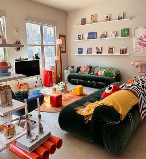 Cool Cozy Living Room, Eccentric Studio Apartment, Colorful Simple Living Room, Living Room Designs Retro, Colorful Bright Living Room, Funky Living Room Aesthetic, Primary Colors Living Room, Home Inspo Colorful, Electric Decor Style