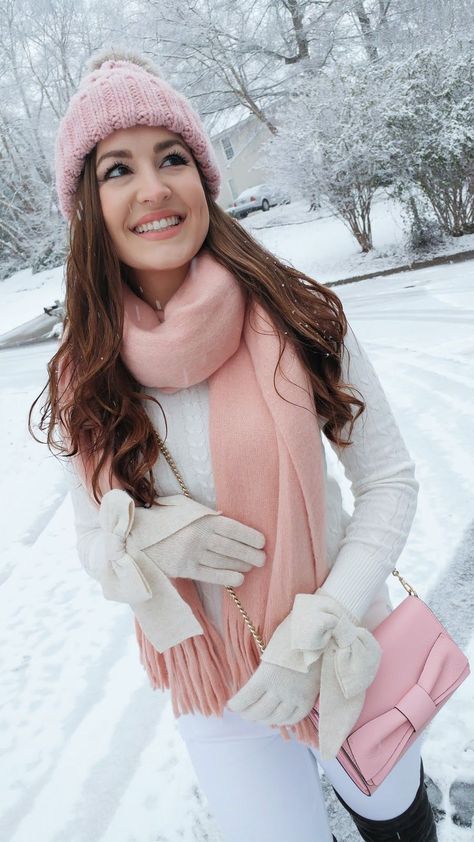 cf1f78fe923afe05f7597da2be7a3da8 Snow Outfits For Women, Snow Day Outfit, Winter Outfits Snow, Weather Snow, Stylish Winter Outfits, Cozy Winter Outfits, Snow Outfit, Pink Scarf, Cute Winter Outfits