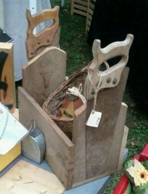 Box decorated with old saws Old Crates Repurposed, Old Saws Ideas, Hand Saw Decor, Wood Tool Box, Wooden Tool Boxes, Tool Boxes, Primitive Kitchen, Repurposed Items, Old Tools