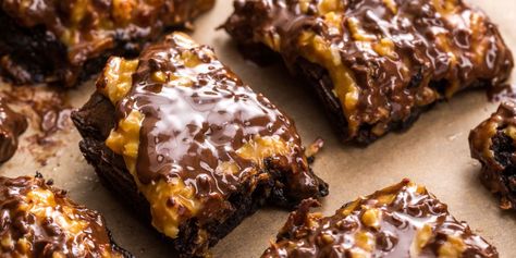 These sweet and sticky brownies will sustain you when your Girl Scout Cookie stash runs out. Samoa Brownies, Munchies Recipes, Chocolate Chip Brownies, Delicious Brownies, Recipe 30, S'mores, Vegan Chocolate Chip, Köstliche Desserts, Your Girl