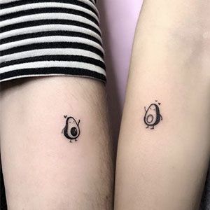 Tatouages en duo : nos idées à copier - Beauté test Small Matching Tattoos For Best Friends Unique, Bff Tattoos Unique For Two, Double Tattoo, Bay Tattoo, Bestie Tats, Partner Tattoo, Cousin Tattoos, Maching Tattoos, Interesting Tattoos