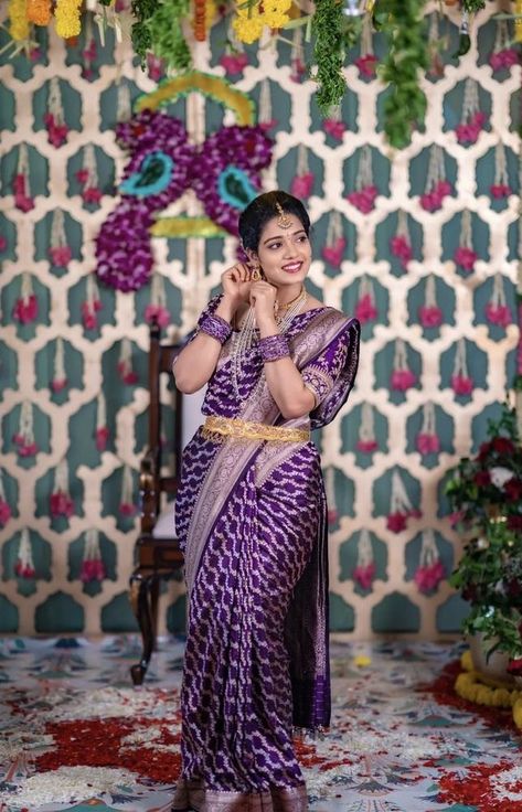 Pelli Kuthuru Sarees, Violet Colour Saree, Seemantham Photoshoot, Purple Saree Blouse Combination, Latest Pattu Sarees With Price, Seemantham Saree, Banarasi Pattu Sarees, Bride Stills, Benaras Sarees