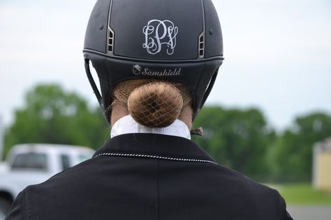 Quick and Easy Dressage Show Bun Video Tutorial Dressage Show Outfit, Horse Show Hairstyles, Equestrian Hairstyles, Dressage Fashion, Ellie Jean, Horse Braiding, Horse Showing, Mesh Headband, Women's Equestrian