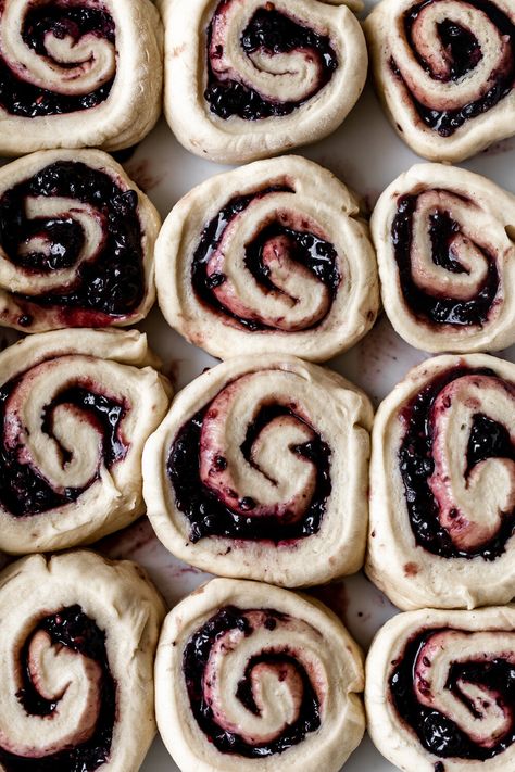 Blackberry Sweet Rolls with Cream Cheese Frosting - Cooking with Cocktail Rings Blackberry Sweet Rolls, Blackberry Rolls, Blackberry Filling, Swig Cookies, Jam Roll, Best Cinnamon Rolls, Mini Apple Pies, Sweet Dough, Blackberry Jam