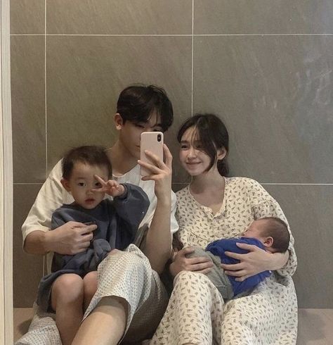 Family Aesthetic Asian, Japanese Family Aesthetic, Couple With Baby Aesthetic, Kid Aesthetic Boy, Asian Family Aesthetic, Korean Family Aesthetic, Family Of 4 Aesthetic, Family Korean, Couple With Baby