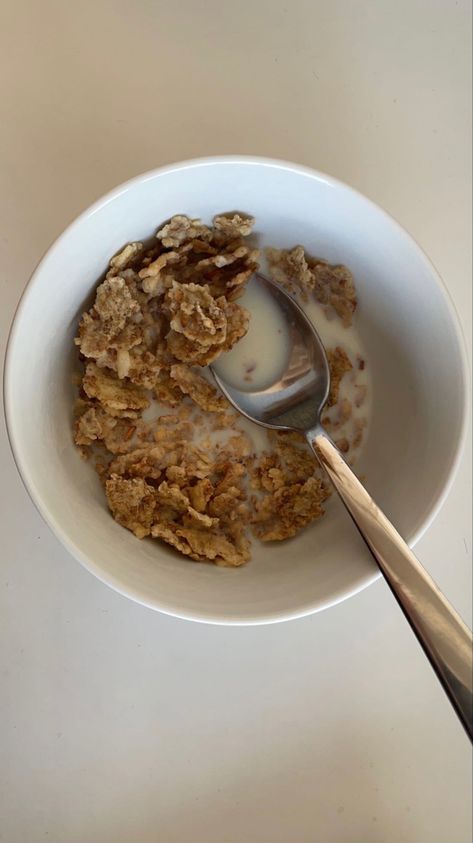 Cereal Pictures, Healthy Yogurt Breakfast, Life Cereal, Cereal Breakfast, Eating Cereal, Picture Table, Yogurt Breakfast, Healthy Yogurt, Food Therapy