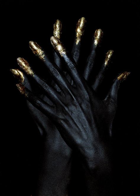 Black and gold The Blacker The Berry, Black And Gold Aesthetic, Gold Aesthetic, Foto Tips, Skin Imperfection, Foto Art, Body Makeup, Foto Inspiration, Pics Art