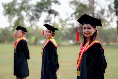 Graduation Photoshoot With Friends, Convo Ideas, Trio Poses, Pose Picture, Graduation Pose, Senior Year Things, Lawyer Outfits, Graduation Shoot, Group Picture Poses