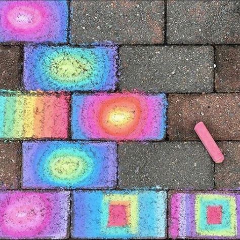 Chalk day Chalk Drawing Ideas, Street Chalk Art, Doodle Challenge, Fun Chalk Art, Chalk Ideas, Chalk Design, Sidewalk Chalk Art, Sidewalk Art, Art Tumblr