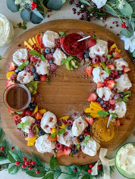 Christmas Meringue Wreath Pavlova, Christmas Desert Platters, Meringue Wreath Christmas, Dessert Platter Christmas, Wreath Dessert Christmas, Christmas Food Wreath, Xmas Canapes, Mini Pavlova Ideas, Xmas Nibbles