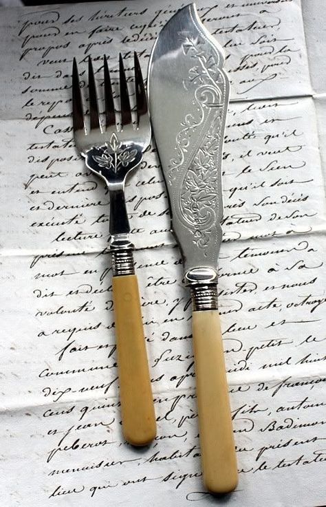 Service Table, Wood Cutlery, Antique Flatware, Silver Service, Paris Boutique, Silver Cutlery, Antique Silverware, Vintage Cutlery, Fish Knife