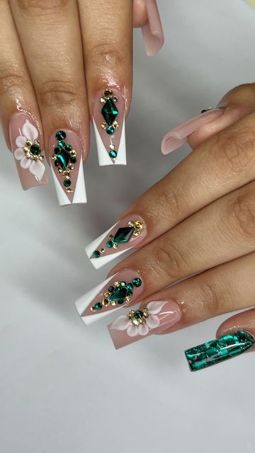 Rine Stone Nails Designs Green, Emerald Green Nails Acrylic Coffin Medium, Emerald Green Nails For Quinceanera, Emerald Green Quince Nails Medium, Emerald Green Gem Nails, Emerald Green Glam Nails, Emerald Green White And Gold Nails, Forest Green Quince Nails, Latina Acrylic Nails With Initial