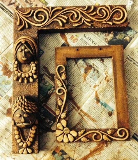 Photo Frame Clay Art, Lippan Art Photo Frame Diy, Lippan Art Photo Frame, Clay Photo Frame, Hanging Photo Frame, Ceramic Frame, Photo Frame Crafts, Simple Craft Ideas, Mural Art Design