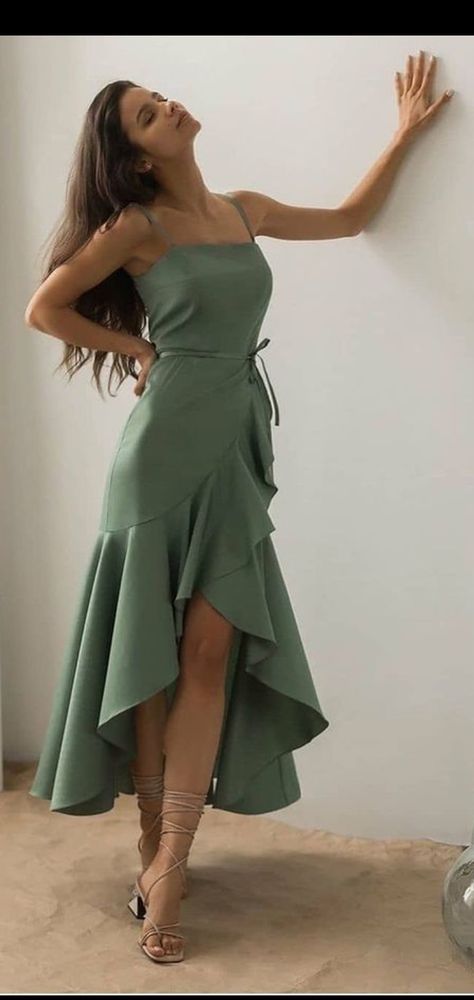 Aesthetic Dresses Formal Short, Aesthetic Dresses Formal Vintage, Aesthetic Dresses Formal, Satin Dress Aesthetic, Graduation Attire, Hot Prom Dress, Green Love, Emerald Green Dresses, Elegant Dresses Classy