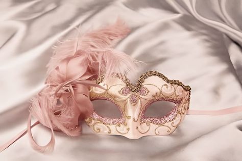 Pink And Gold Masquerade Mask, Swan Mask Masquerade Ball, Pink Masquerade Mask Aesthetic, Pink Mascarade Mask, Pink Masquerade Ball, Maskerade Mask Diy, Light Pink Masquerade Mask, Pink Masquerade Dress, Reyna Core