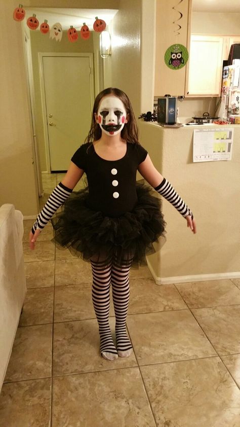 This is so cool. I wish I had this. Fnaf Marionette costume. Diy Marionette Costume, Halloween Fnaf Costumes, Simple Fnaf Cosplay, Fnaf Puppet Costume, Chica Outfit Fnaf, Chica Fnaf Costume, Chika Cosplay Fnaf, Ballora Costume, Diy Fnaf Costume