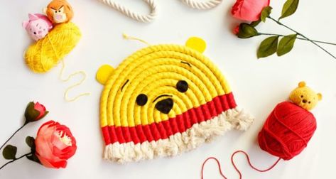 Adorable DIY Winnie the Pooh–Inspired Wall Hanging - Disney Dining Information Diy Winnie The Pooh, Design For Wall, Rainbow Diy, Macrame Wall Hanging Diy, Amazing Crochet, Rope Crafts Diy, Hanging Home Decor, Stitch Crochet, Red Yarn