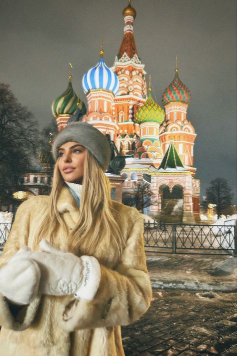 Moscow Russia Aesthetic, Outfits Women Winter, Winter Poses, Slavic Beauty, Slavic Aesthetic, Old Money Outfits Women, Russia Girl, Moscow Travel, Old Money Outfits