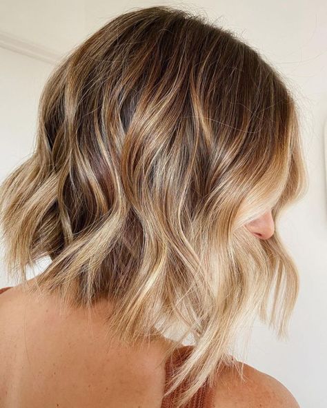 High-Shine Warm Bronde Lob Short To Mid Length Haircuts, Cute Hair Color, How To Balayage, Blonde Money Piece, Bronde Bob, Balayage Short Hair, Blonde Balayage Bob, Balayage Short, Autumn Hair