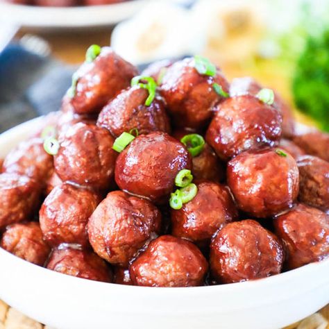 These Crock Pot party meatballs are a FAVORITE for the holidays and whenever we have a crowd! They are so simple to make and everyone loves them! Just pile the meatballs in the slow cooker with grape jelly and chili sauce and you are on your way to the best party appetizer! #crockpot #slowcooker #appetizer #meatballs Party Meatballs Grape Jelly, Meatballs Grape Jelly, Party Meatballs, Meatball Recipes Crockpot, Easy Homemade Salsa, Jelly Meatballs, Best Party Appetizers, Grape Jelly Meatballs, Crockpot Appetizers