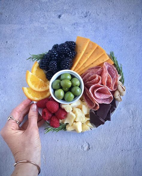 Small Cheese Plate Ideas, Small Food Boards Ideas, Mini Charturie Boards, Small Carcurie Board Ideas, Small Platter Ideas, Food Plate Ideas, Mini Cheese Platter, Small Cheese Board Ideas, Small Cheese Platter