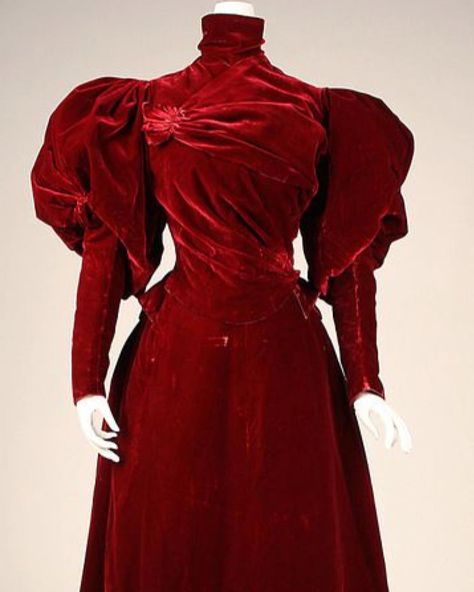 Lovely red velvet dress from The House of Worth c. 1893-1895 - - - such a perfect dress for the holiday season! - - - #fashion… 1890s Ball Gown, House Of Worth, 1890s Fashion, 20th Century Fashion, 19th Century Fashion, Red Velvet Dress, Dresses For Girls, Wedding Dresses For Girls, Historical Dresses