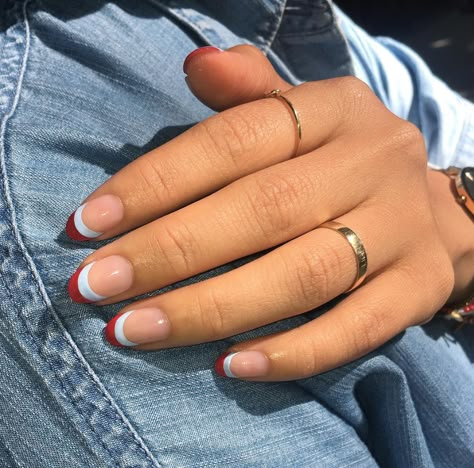 33 Cute Summer Nails to Rock in 2021 | Glamour Negative Space Nail Art, Nail Art Halloween, Negative Space Nails, Nagellack Trends, Space Nails, July Nails, Gel Nail Designs, Minimalist Nails, Healthy Nails