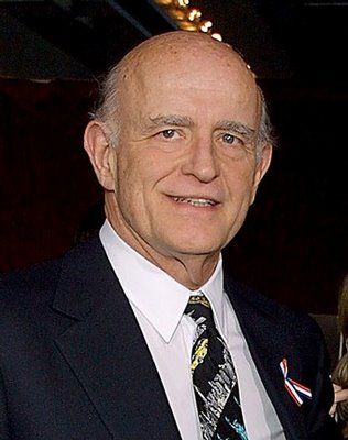 Peter Boyle ~ Everybody Loves Raymond. Loved him in this. Peter Boyle, Everybody Loves Raymond, Everybody Love Raymond, Frankenstein Monster, Hollywood Pictures, Funny One Liners, Young Frankenstein, Screen Art, Thanks For The Memories