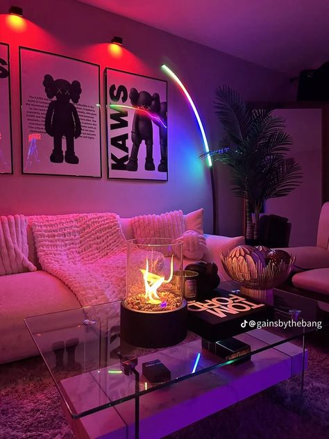 Apartment Terrace Decorating, Graphic Living Room, Baddie House Decor Living Room, Living Room Decor Apartment Colorful, Futuristic Apartment Decor, Esthetic House Decor, Cool Apartment Wall Decor, Cute Living Room Inspiration, Aura Apartment Decor