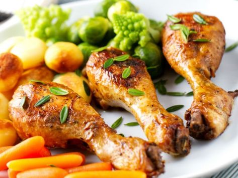 recetas de piernas de pollo al horno Roast Chicken Thighs, Chicken Thighs With Potatoes, Carrots Broccoli, Baked Chicken Drumsticks, Roasted Chicken And Potatoes, Roasted Chicken Thighs, Healthy Vegan Breakfast, Chicken Drumstick Recipes, Heart Healthy Diet