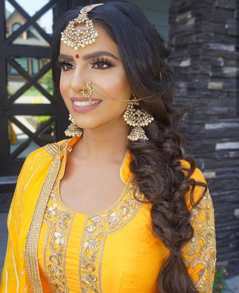 Punjabi Jaggo Makeup, Punjabi Nose Ring, Hairstyles With Short Hair, Punjabi Hairstyles, Punjabi Weddings, Plan Wedding, Bridal Nose Ring, Indian Wedding Makeup, Fashion Bride