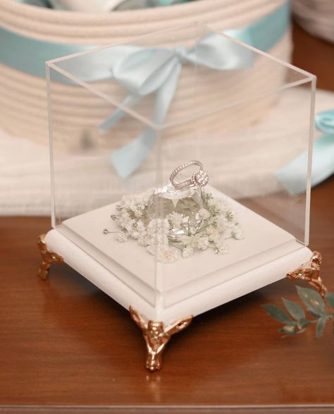 Wedding Ring Presentation Ideas, Sweet Box Design, Wedding Gift Hampers, Wedding Memory Box, Handmade Wedding Gifts, Wedding Muslim, Wedding Planning Decor, Wedding Gifts Packaging, Flower Gift Ideas