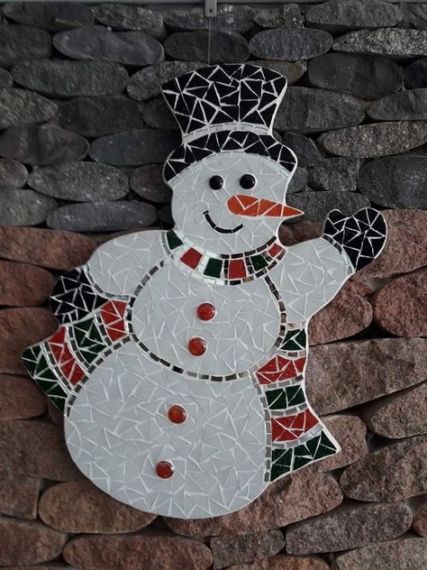 Mosaic Snowman, Snowflake Mosaic, Mosaic Ornaments, Mosaic Christmas, Christmas Mosaics, Mosaic Flower Pots, Mosaic Art Projects, Mosaic Pictures, Glass Blocks