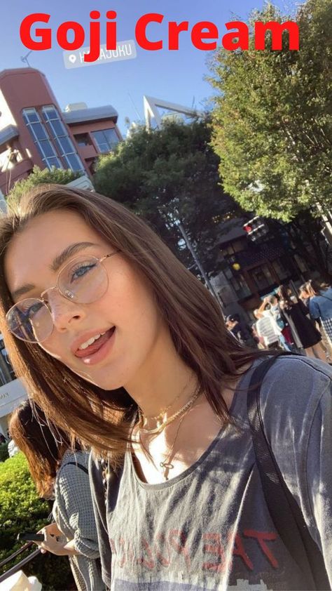 Jessica Clements Glasses, Girls With Specs, Jessica Clements, Kacamata Fashion, Glasses Frames Trendy, Glasses Outfit, Glasses Inspiration, Jessica Clement, Clear Glasses Frames