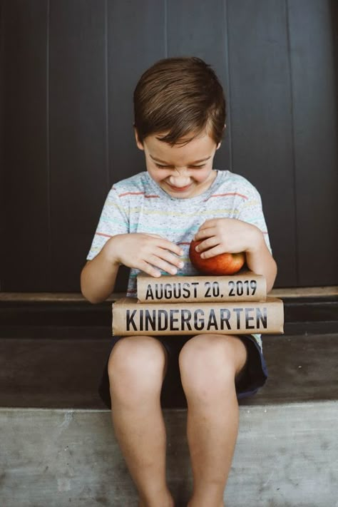 Easy First Day of School Signs - C.R.A.F.T. First Day And Last Day Of School Picture, 1st Day Preschool Sign Photo Ideas, First Day Of School Photo Prop, First Day Of Kindergarten Photo Ideas, 1st Day Of School Photo Ideas, Back To School Kindergarten Photoshoot, First Day Preschool Pictures, 1st Day Of Preschool Pictures, First Day Homeschool Pictures