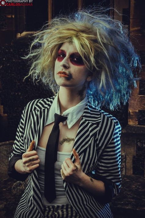 DIY Beetlejuice Halloween Costume Idea Beetlejuice Girl Costume, Diy Beetlejuice Costume, Female Beetlejuice Costume, Beetlejuice Wig, Diy Beetlejuice, Beetlejuice Cosplay, Beetlejuice Halloween Costume, Beetlejuice Costume, Playing Dress-up