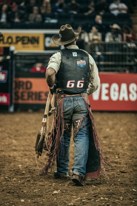 The Fearless Fashion at NYC’s Professional Bull Riders Buck Off Rider Outfit, Pbr Bull Riders, Pbr Bull Riding, Arte Cowboy, Mode Country, Cowboy Photography, Rodeo Rider, Professional Bull Riders, Bull Rider