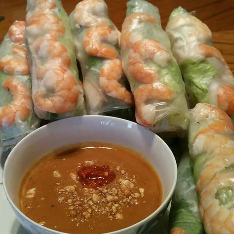 Viet Street Food, Aesthetic Vietnamese Food, Vietnamese Spring Rolls Aesthetic, Vietnamese Food Aestathic, Vietnamese Food Aethstetic, Healthy Vietnamese Food, Veitmanese Food, Vietnamese Food Photography, Vietnamese Aesthetic