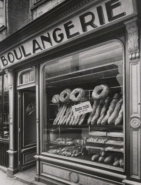 des-images-d-epoque-de-la-vie-en-France-dans-les-annees-30-par-Fay-Sturtevant-Lincoln-7-boulangerie Vintage Bakery, Vintage Foto's, Bakery Display, French Bakery, Old Paris, Shop Fronts, Store Window, Bakery Shop, Vintage Paris