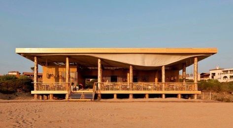 La arquitectura ecológica tiene sus ejemplos (20) Beach Restaurant Design, Waves On The Beach, Diy Outdoor Bar, Wooden Columns, Bar Design Awards, Beach Cafe, Interior Design Concepts, Bar Design Restaurant, Beach Bars