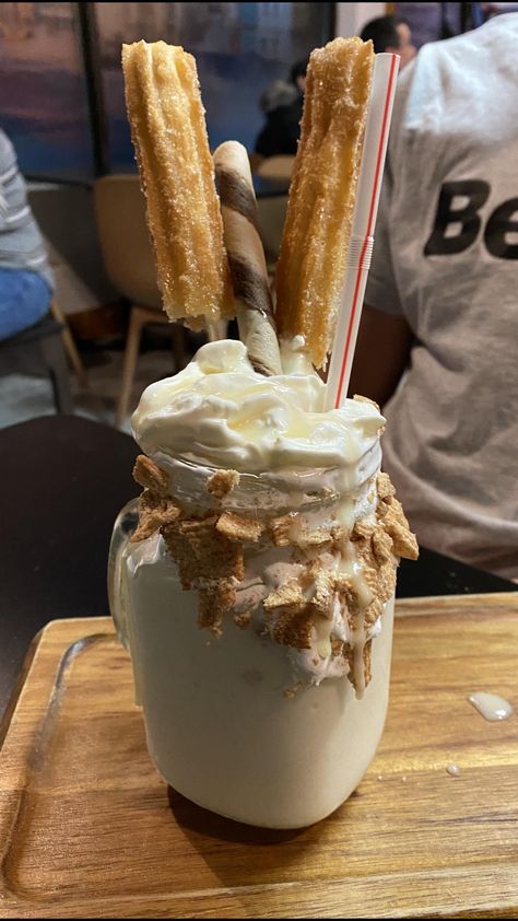 [I ate] Churro milkshake with cinnamon toast crunch and melted marshmallow. #food #foods Churro Milkshake, Marshmallow Food, Melted Marshmallow, Ice Cream Floats, Cinnamon Toast Crunch, Cinnamon Toast, Dessert Pictures, Dinner Wedding, Gluten Free Cooking