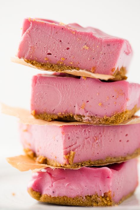 Dessert Recipe: Pink Flamingo Vegan Cheesecake Bars #vegan #recipes #healthy #plantbased #glutenfree #whatveganseat #raw #dessert Roasted Strawberry Cheesecake, Strawberry Cheesecake Bars, Mothers Day Desserts, Pink Food, Roasted Strawberries, Vegan Cheesecake, Desserts Vegan, A Piece Of Cake, Think Food