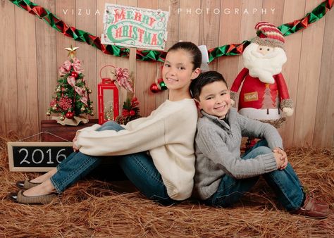 El jueves pasado recibimos a estos hermosos niños en el estudio para realizarles su "Mini Sesión de Navidad". Ambos son unos hermanos encantadores que nos regalaron estas increíbles imágenes. #Foto #Toluca #Metepec #Navidad #MiniSesiones #Niños #Peques #Familia #Bebés #Infantiles www.vizualmexico.com.mx Christmas Mini Shoot, Christmas Poses, Christmas Tree Wallpaper, Merry Christmas Family, Xmas Photos, Christmas Family Photos, Christmas Photoshoot, Christmas Minis, Christmas Pictures