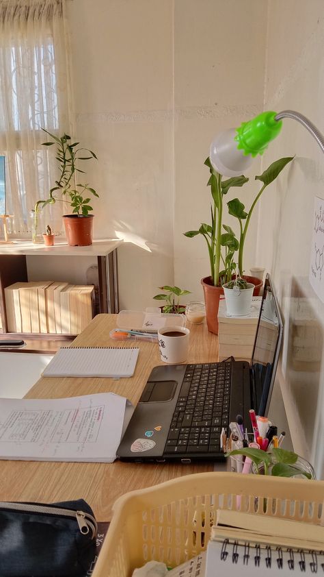 Study Area Aesthetic, Morning Routine List, Atelier Decor, Routine List, Neat Desk, Simple Morning Routine, Dream Desk, Deco Studio, Study Area