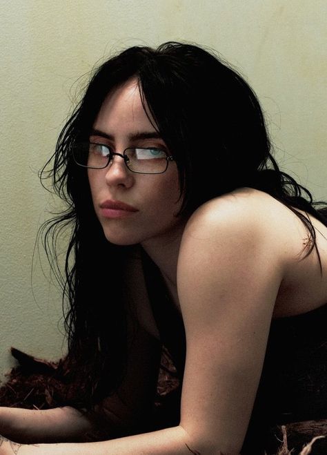 Famous Singers Woman, Billie Eilish Style Aesthetic, Billie Eilish Front Profile, Billie Eilish Long Hair, Billie Eilish Close Up, Billie Eilish Vogue 2024, Billie Eilish Hair 2024, Billie Eilish With Glasses, Billie Eilish Back Tattoo